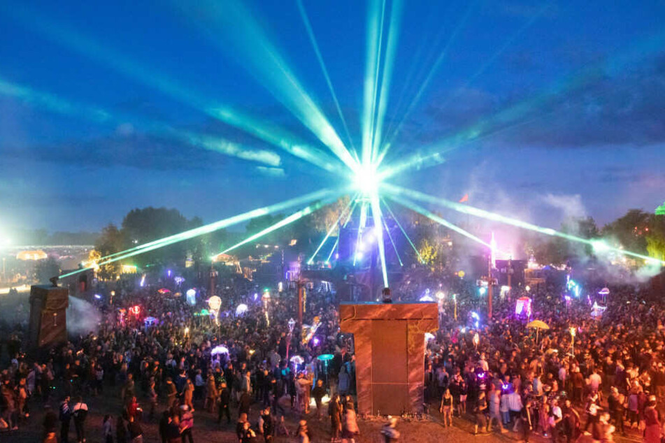 Festivalbesucher tanzen an der Turmbühne auf dem Gelände des Fusion-Festival 2019.