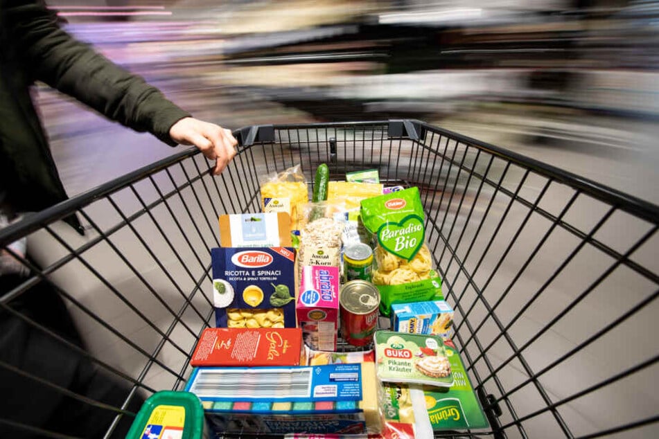 Ein Einkaufswagen wird durch einen Supermarkt geschoben (Symbolbild)