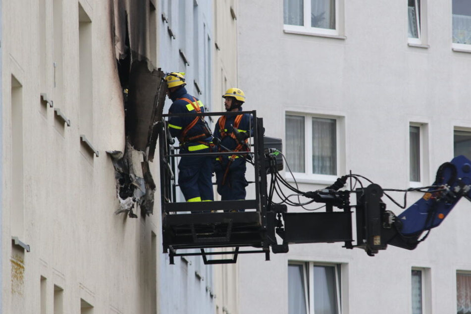 Experten des THW untersuchen die Wohnung von außen.