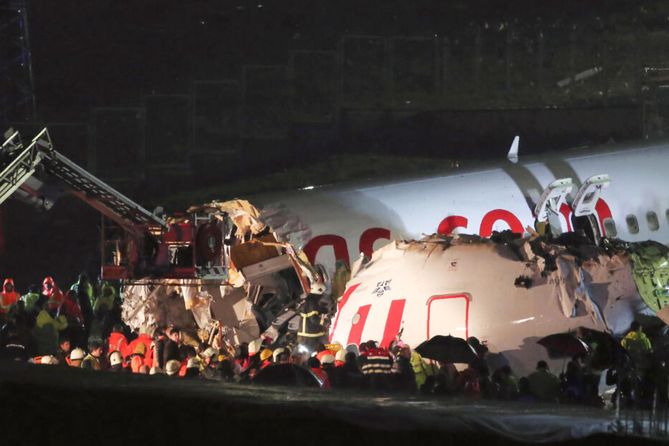 Rettungskräfte inspizieren das Flugzeug.