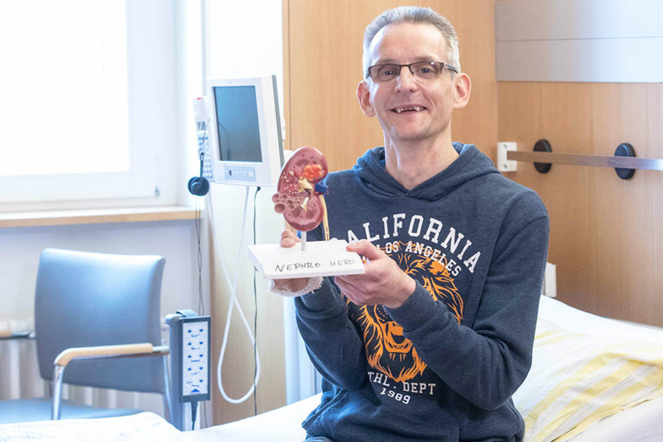 Bekam die 1001. Niere, die an der Uniklinik in Dresden transplantiert wurde: Ronny Kneipel (45) aus Meerane lebt dank des gespendeten Organs seiner Schwester weiter.