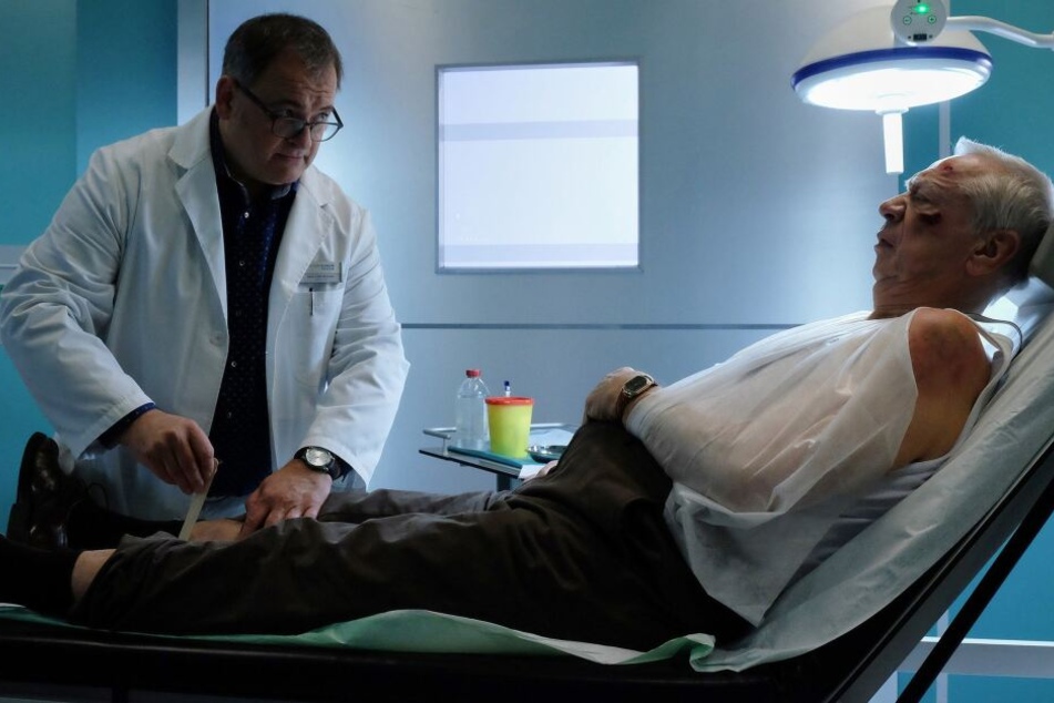 Hans-Peter Brenner (l.) kümmert sich um seinen Patienten Heinrich Fuchs, der fürchtet, Multiple Sklerose zu haben. Nicht nur der Rentner hat nun Angst vor dem einsamen Altern, auch beim Arzt kommen unschöne Gedanken auf.