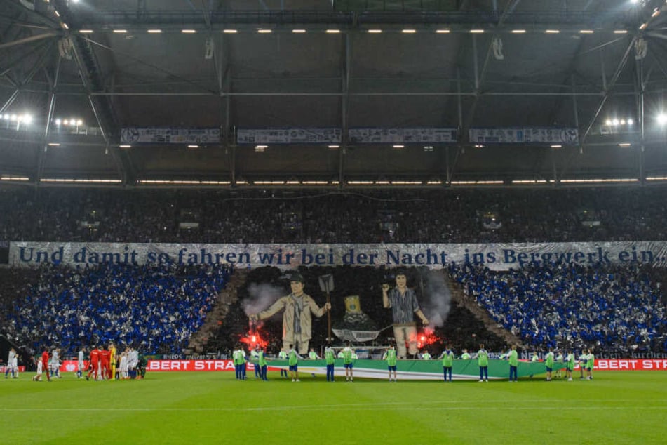 Im Ruhrpott wird das Steigerlied vor allem bei Fußballspielen, wie hier auf Schalke, zelebriert.