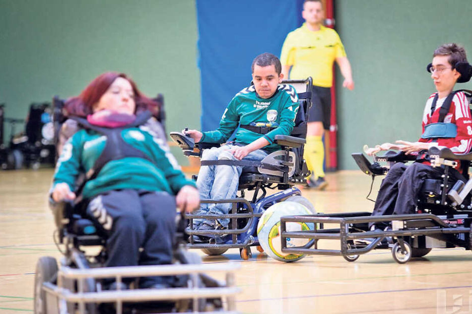 Während Acacio in seinem gewöhnlichen E-Rollstuhl sitzt, nutzt sein Gegner einen wendigeren "Strike Force" mit tieferliegendem Gitter und kleineren Rädern.