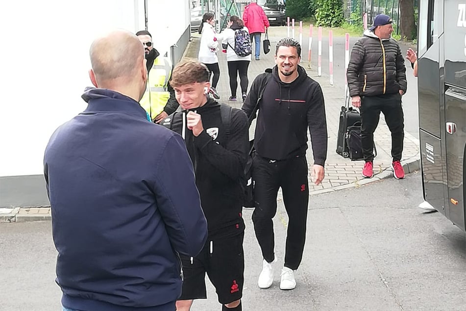 Der Goalgetter lächelt verschmitzt, hinter ihm Sturm-Partner Pascal Testroet (34).