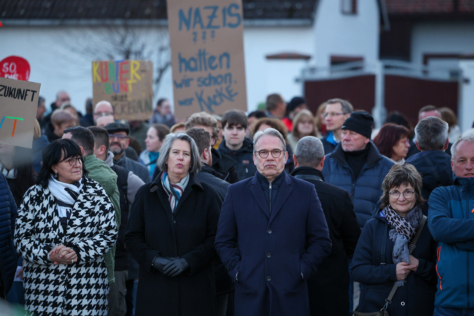 Tamara Zieschang (53, CDU, 2.v.l), Innenministerin von Sachsen-Anhalt, und Georg Maier (56, SPD, 3.v.l.), Innenminister von Thüringen, nehmen an der Protestveranstaltung gegen die AfD-Demonstration teil.
