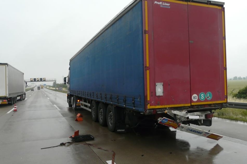 Unter diesen Lkw wurde der Sportwagen geschoben.