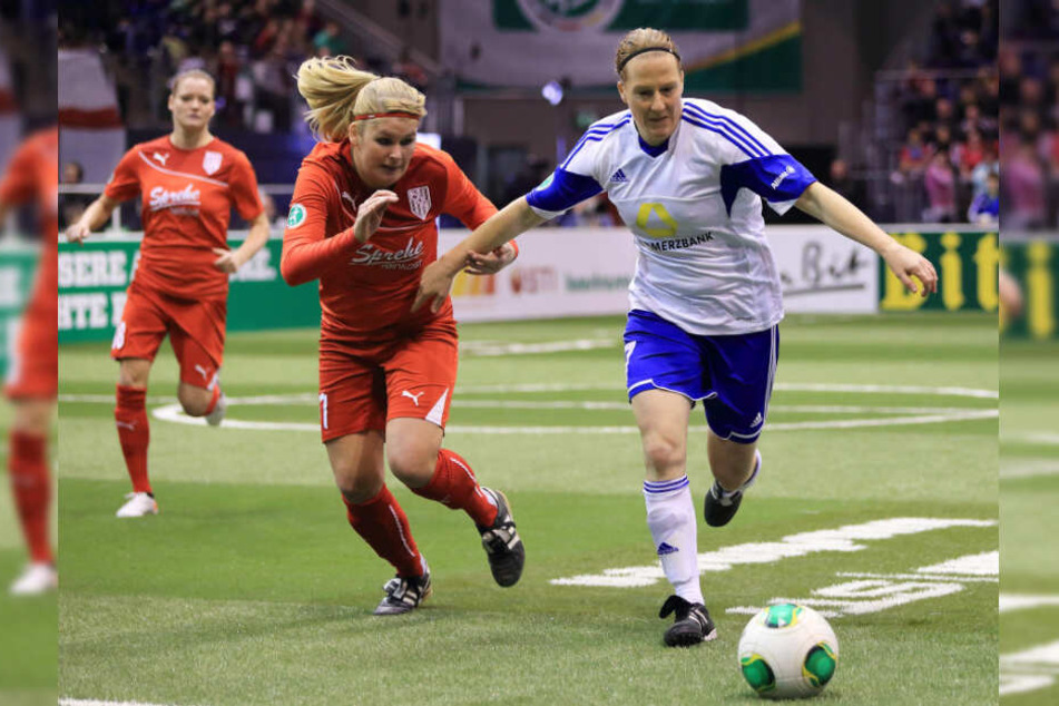 2014 nahm Wübbenhorst (links) mit dem BV Cloppenburg am Hallen-Masters teil und spielte gegen den 1. FFC Frankfurt um Melanie Behringer.