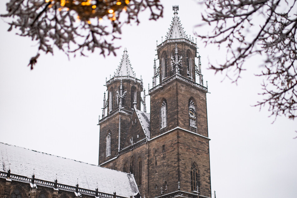 Schon bald wird der Magdeburger Dom wieder schneeüberzogen sein - in Sachsen-Anhalt bricht diese Woche ordentlich der Winter herein.