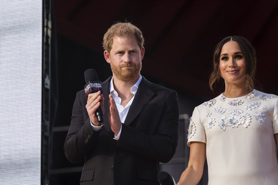 Prinz Harry (42) und Herzogin Meghan (45) sehen sich gezwungen, ihre Kinder bereits von der neuen Schule zu nehmen.