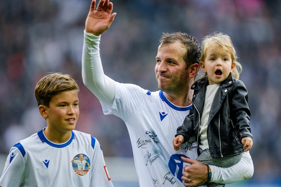 Rafael van der Vaart verabschiedete sich 2019 in Hamburg von den Fans. Sohn Damian könnte nun in seine Fußstapfen treten.