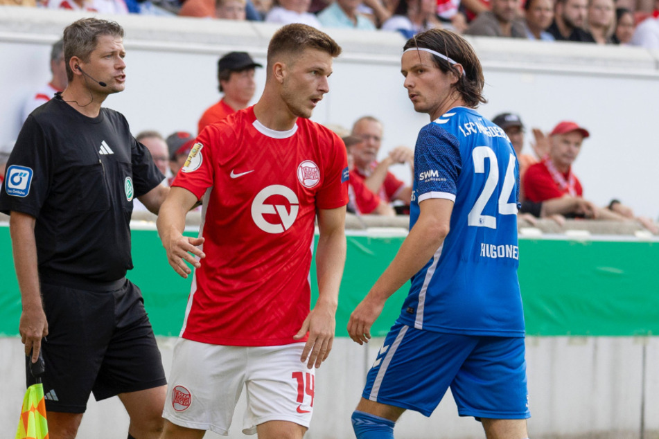 Im Match gegen den Viertligisten Kickers Offenbach zeigte sich Abwehrspieler Jean Hugonet (24, r.) nicht von seiner besten Seite.