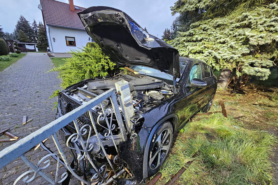 Der Mercedes blieb im Tor einer Grundstückseinfahrt stecken.