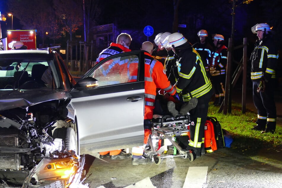 Der 27-jährige Skoda-Fahrer musste von den Feuerwehrkräften aus seinem Fahrzeug befreit werden.