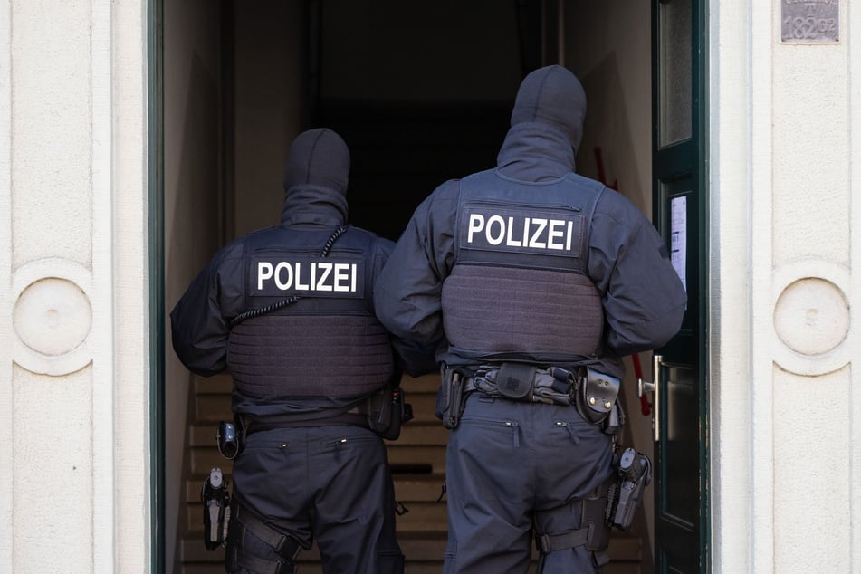 Bei den Durchsuchungen fanden die Einsatzkräfte Unterlagen, Handys und Datenträger. (Symbolbild)