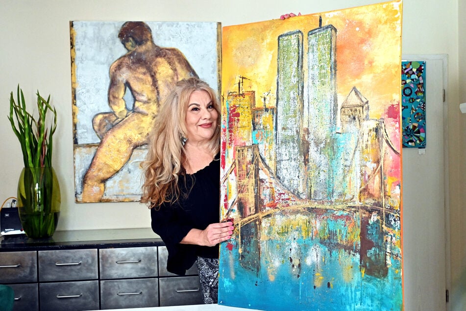Künstlerin und Therapeutin Berit Geissler-Riem (58) - ihre großformatigen Acrylbilder (um 850 Euro) zeigen einen männlichen Akt und New York.