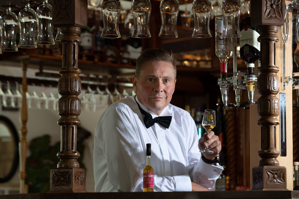 Für die Einlagerung ließ Wolfgang Lückert (62), Betreiber des Plauener Whiskyhandels "Spirit of Oak", ein spezielles Bourbon-Fass anfertigen.