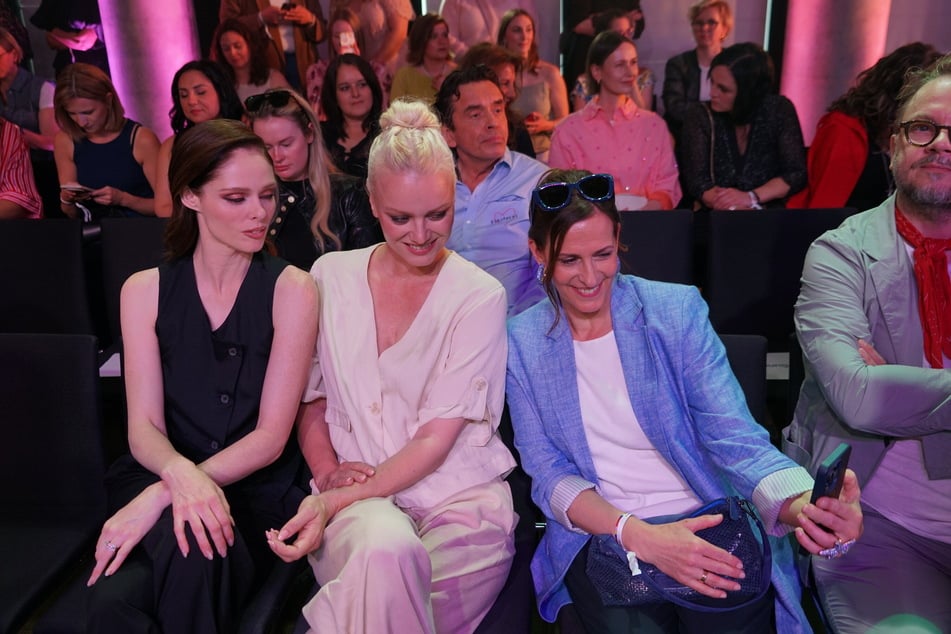 GZSZ-Star Ulrike Frank (57, r.) ließ es sich nicht nehmen mit den zwei Supermodels Coco Rocha (37. l.) und Franziska Knuppe (51) in der Front Row ein Selfie zu machen.