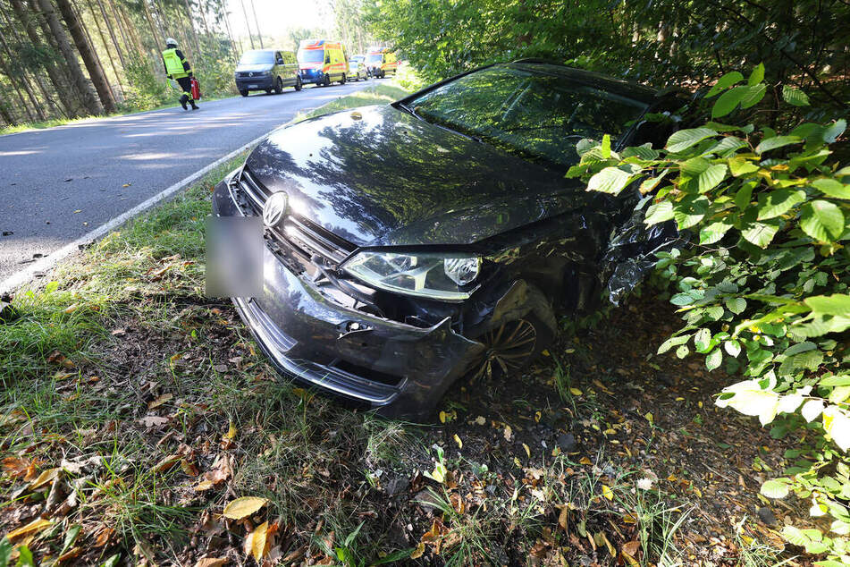 Der zweite VW landete nach dem Zusammenstoß in einem Waldstück.