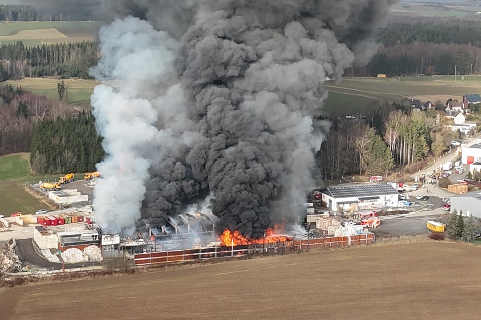 Der Recyclingbetrieb brannte lichterloh