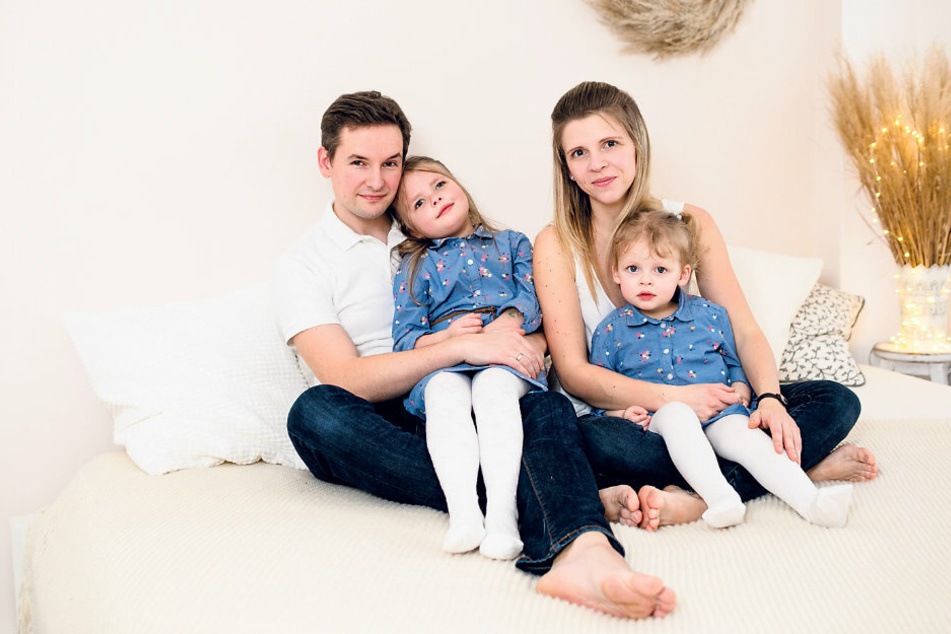 Christoph Weniger (31) und Ehefrau Michelle (28) mit Tochter Emilia (5) und deren Schwester. 