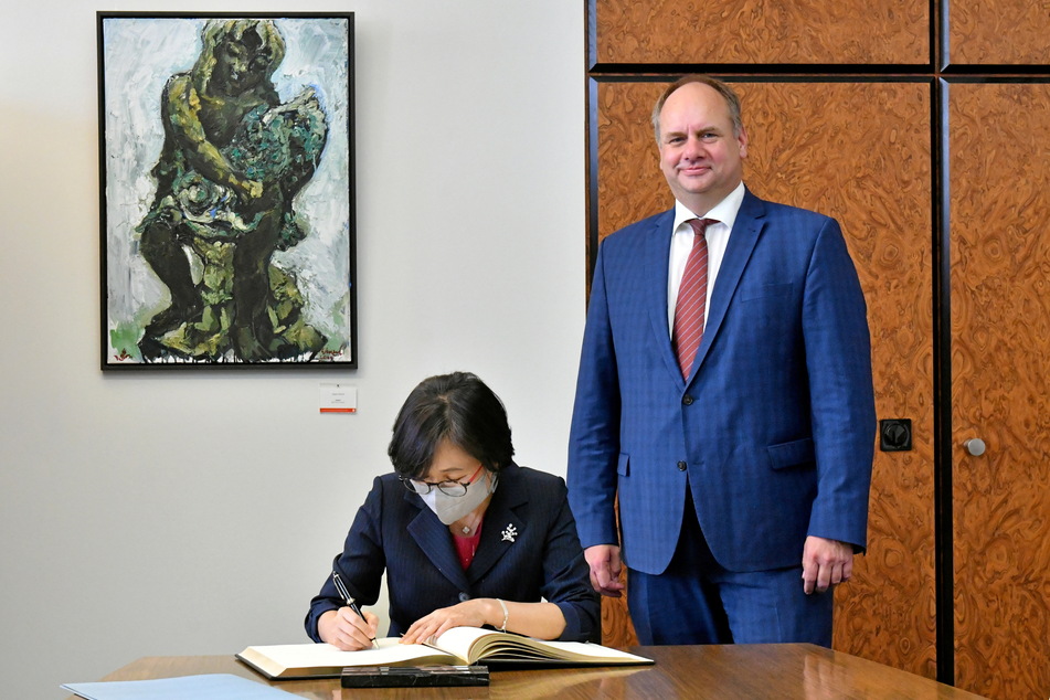 Die Botschafterin von Südkorea, Hyun Ock Cho (65), trug sich in Anwesenheit von OB Dirk Hilbert (49, FDP) ins Goldene Buch ein.