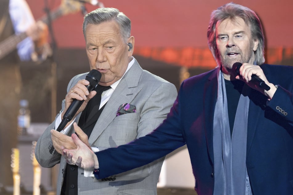 Zwar sind Howard Carpendale (79, r.) und Roland Kaiser (73, l.) beide Schlagersänger - ähnlich sehen sie sich allerdings nicht.