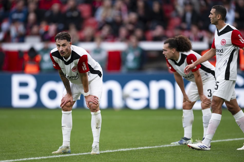 Lange Gesichter bei den Kickern der Eintracht: Sie reisten nicht nur ohne Punkte aus Leverkusen ab, sondern fühlten sich auch um einen glasklaren Elfmeter betrogen.