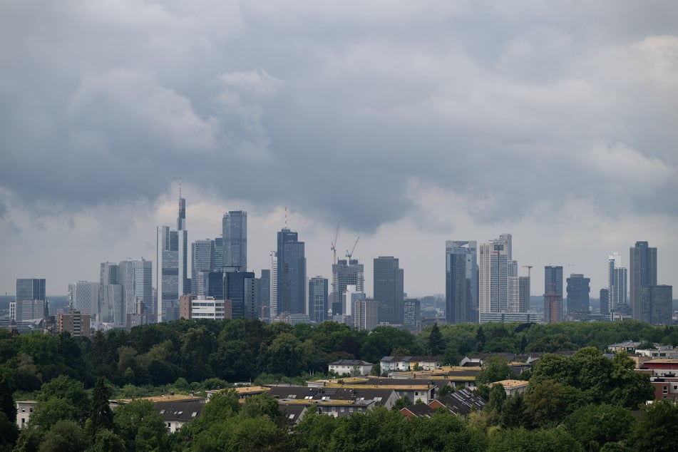 Wolken bestimmen größtenteils das Bild am Himmel.