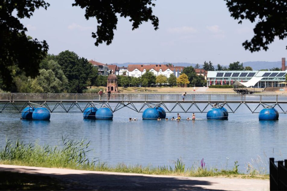 Der Flückigersee im Freiburger Seepark ist bei hitzigen Temperaturen äußerst beliebt.