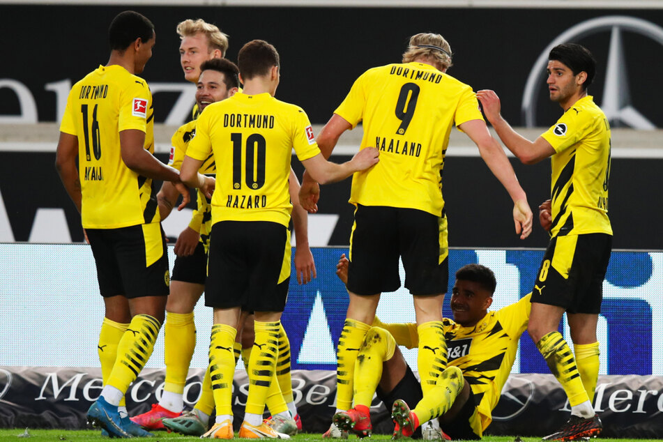 BVB-Stars jubeln mit dem am Boden liegenden Ansgar Knauff, der das entscheidende 3:2 erzielte.