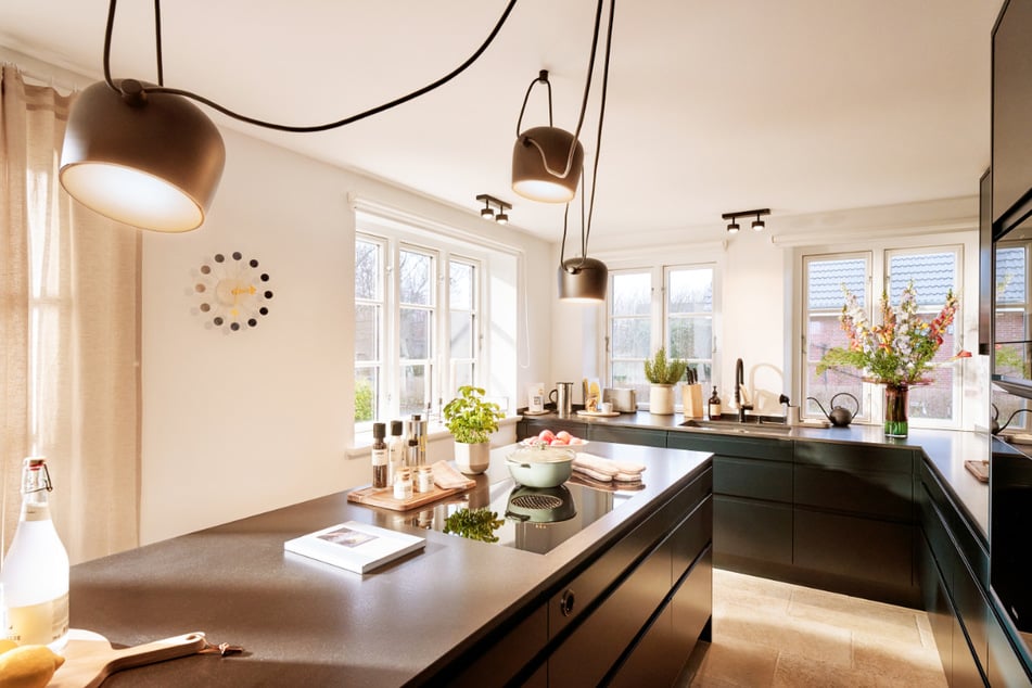 Hochwertige, auf Föhr angefertigte Küche mit Weinschrank, KitchenAid-Geräten und durchdachten Details.