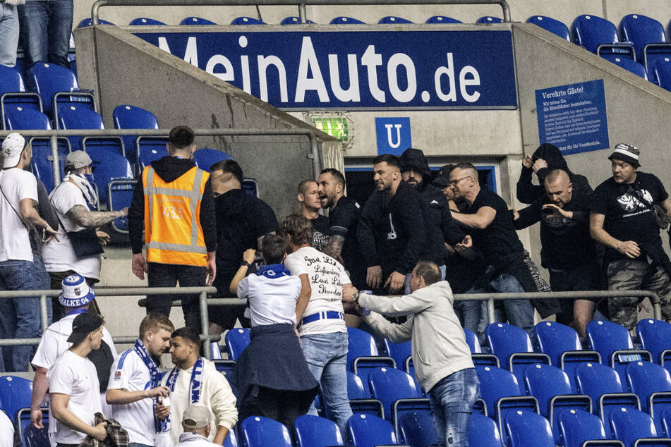 Unmittelbar nach dem Abpfiff hatten einige Anhänger der Frankfurter die Absperrungen des Gästeblocks überwunden und waren auf die Schalker Südtribüne gelangt.