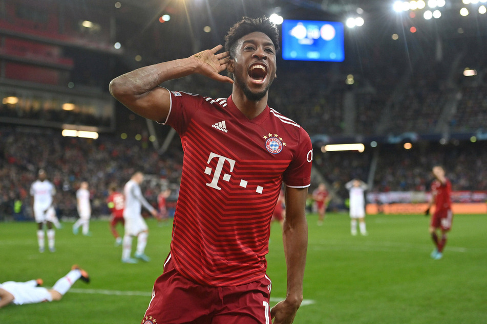 Kingsley Coman celebrates his late equalizer as Bayern come away with a 1-1 draw.