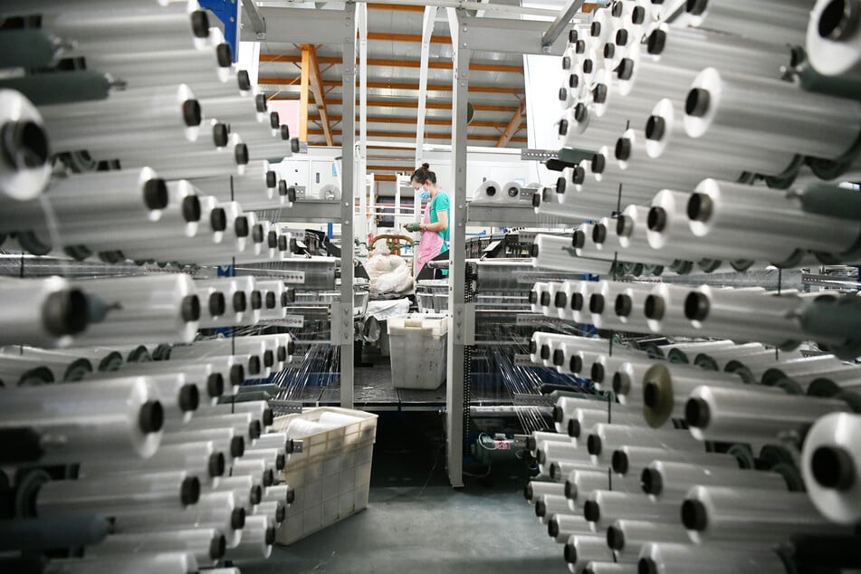 Eine Arbeiterin arbeitet in einer Fabrik für Kunststoffprodukte in der Stadt Ning'an in der nordostchinesischen Provinz Heilongjiang. In China haben sich der Einzelhandel und die Industrie zum Jahresstart weiter vom Corona-Schock erholt.