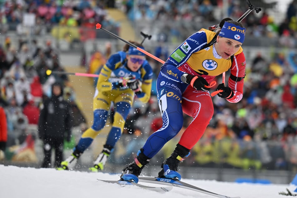 Julia Simon (26) ist amtierende Gesamtweltcup-Siegerin im Biathlon, trainiert jedoch nicht zusammen mit ihrem Team: Dort ist sie seit dem Betrugsskandal offenbar nicht gern gesehen.