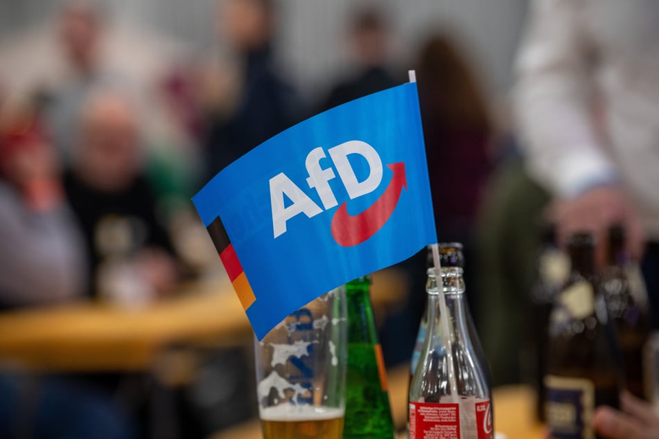 Die Queer-Akzeptanz ist bei AfD-Anhängern nicht sehr hoch, die Zustimmung zur gleichgeschlechtlichen Ehe und zur Akzeptanz eines homosexuellen Kindes liegt aber auch bei ihnen über dem Neutralwert.