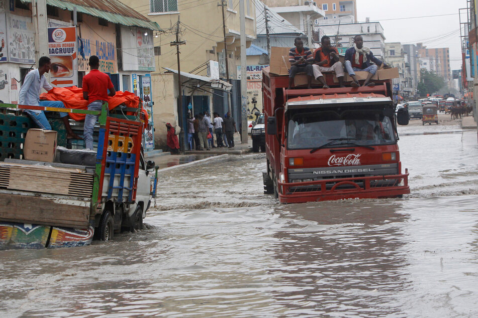 In Somalias Hauptstadt Mogadischu kämpften sich Laster durch die Wassermassen.