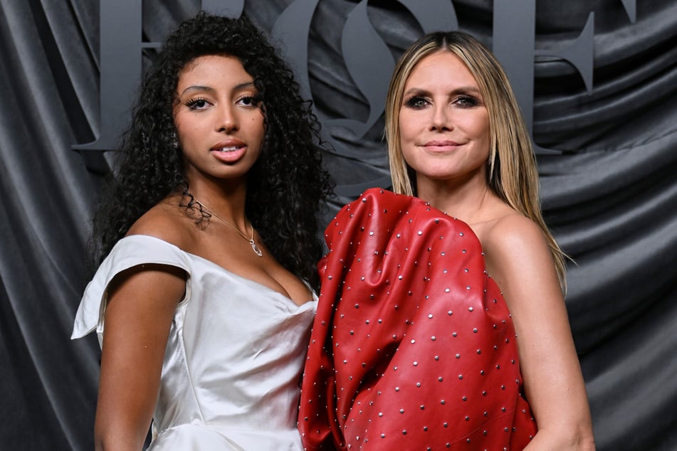 Ein seltener Anblick: Heidi Klum (53, r.) und ihre jüngste Tochter Lou Sulola Samuel (16) posieren in Paris Seite an Seite für die Fotografen.