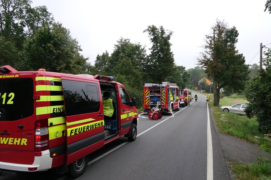 Die angerückten Feuerwehren löschten den Fahrzeugbrand ab, Ersthelfer hatten jedoch schon gute Vorarbeit geleistet.
