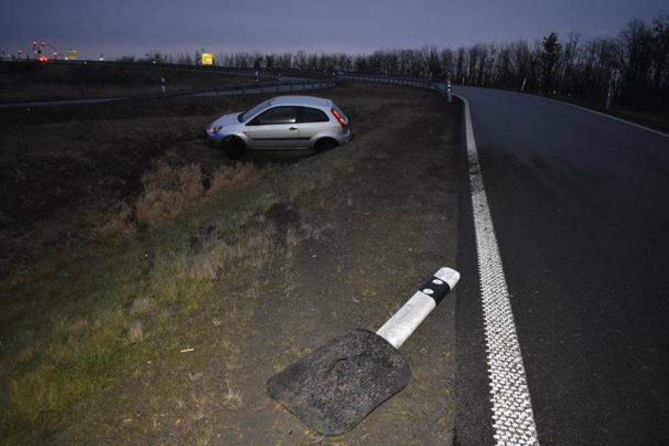 Gegen 16 Uhr landete auf der A9 ein Ford im Straßengraben. Der Fahrer blieb unverletzt.