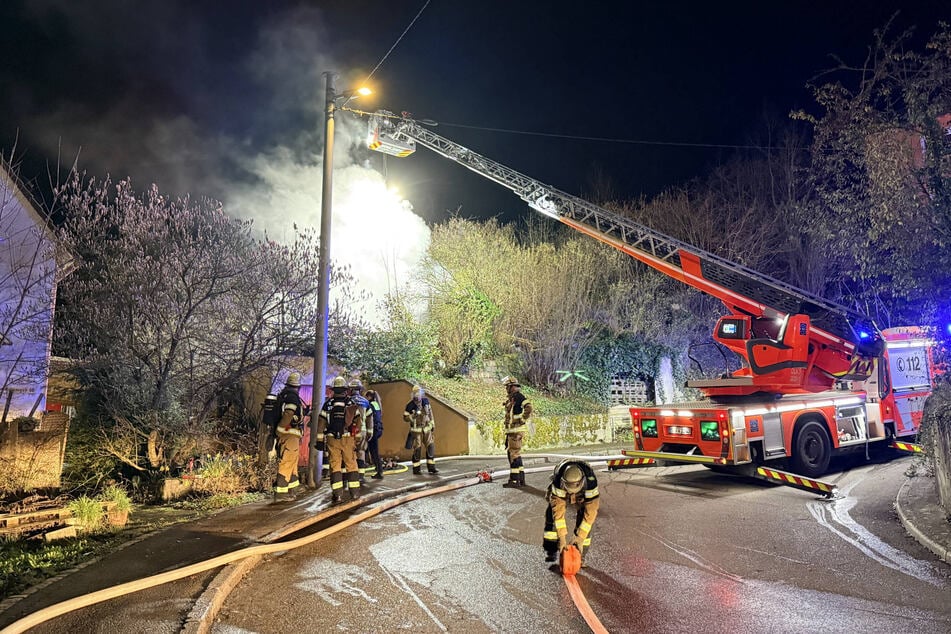 Die Berufsfeuerwehr sowie die Freiwillige Feuerwehr rückten am frühen Morgen mit mehreren Einsatzfahrzeugen an.