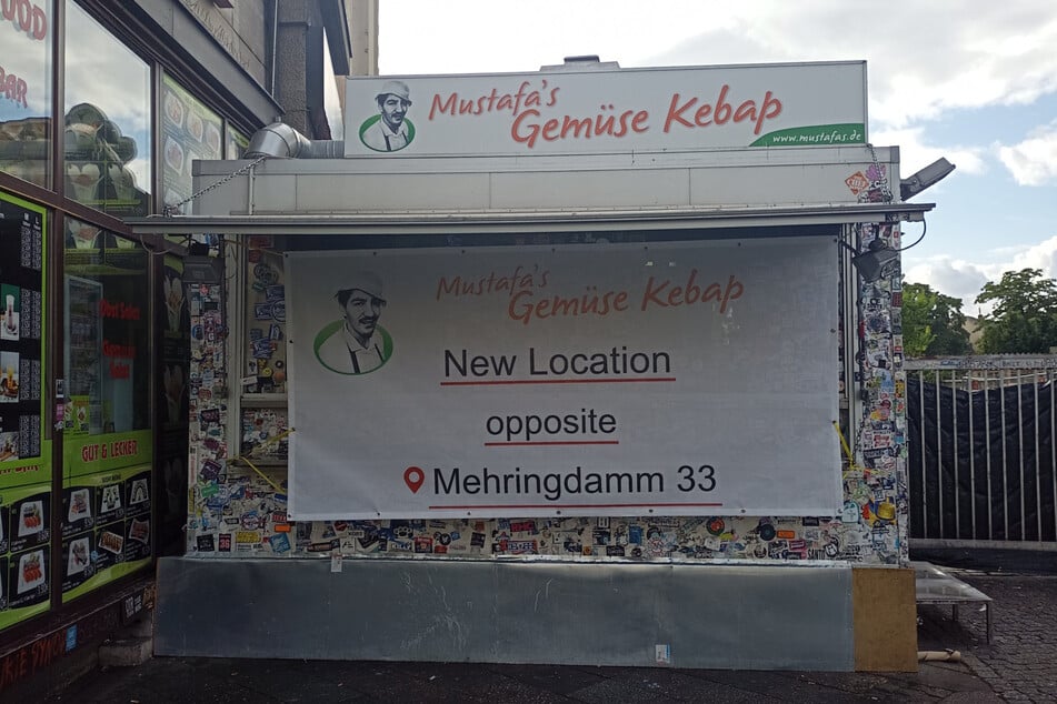 Ein großes Banner weist auf den neuen Standort hin.