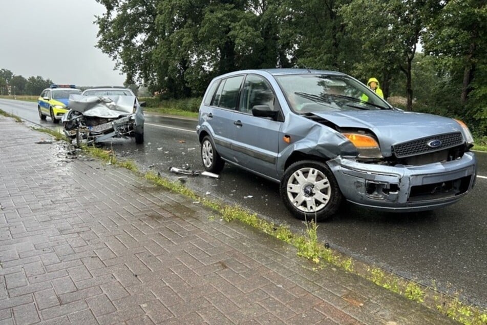 Den Gesamtschaden beider Autos schätzte die Polizei auf rund 14.000 Euro. Beide Wagen waren nicht mehr fahrbereit und mussten abgeschleppt werden.