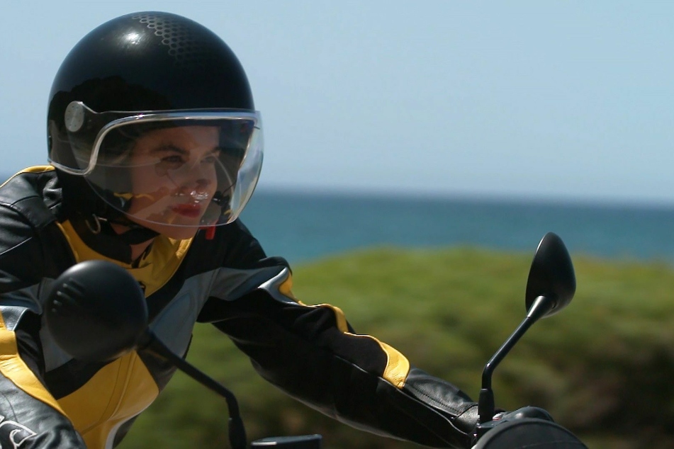 Hanna ist leidenschaftliche Motorradfahrerin und kommt zum ersten Treffen mit ihren Liebesanwärterinnen mit dem Bike angedüst.