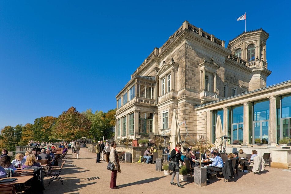 Zur Hochsaison über 1000 zahlende Gäste pro Tag: Das Schloss mit den Lingnerterrassen ist bei Touristen und Einheimischen beliebt.