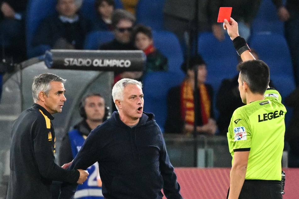 Eine unendliche Geschichte: José Mourinho (60) und seine Schiedsrichter-Fehde. Diese Rote Karte kassierte er erst im November gegen Turin, nachdem er den Schiedsrichter beleidigt hatte.