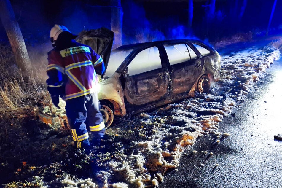 Die Feuerwehr konnte das Feuer löschen, musste das Auto aber vorerst vor Ort belassen.