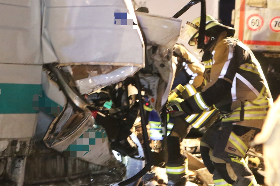 Die Rettungskräfte konnten nach dem Unfall auf der A3 in Bayern eine lebensgefährlich verletzte Person befreien.