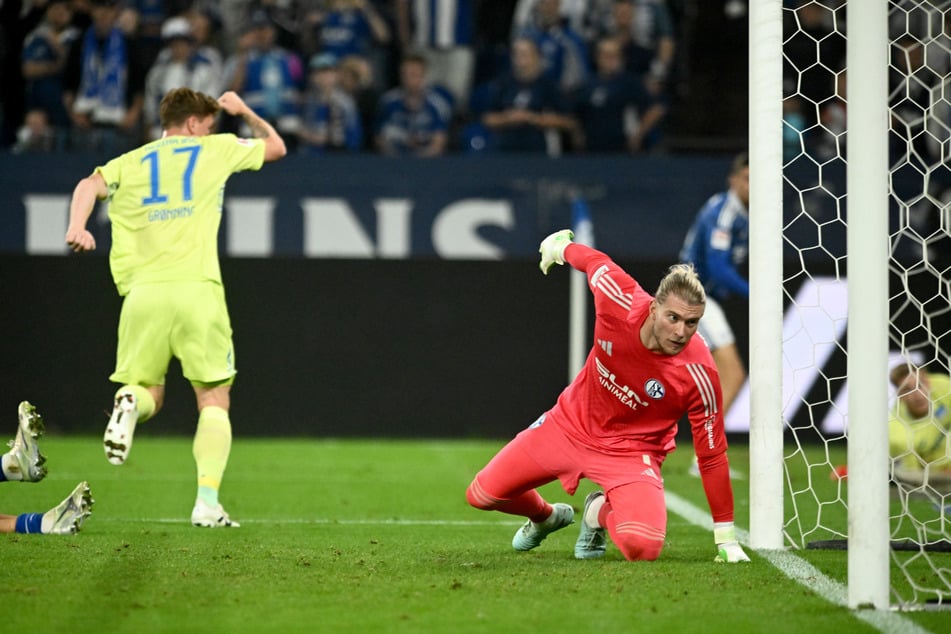 Sebastian Grönning (28, l.) von Hertha BSC traf beim Saisonauftakt auf Schalke zum 1:2 per Hacke.